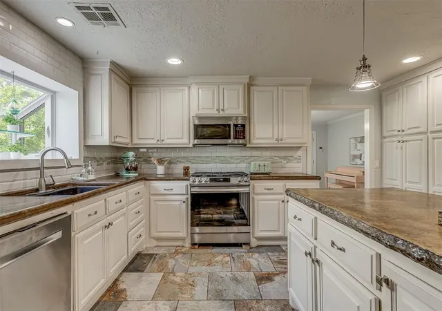 3rd image of 3805 Putnam Heights Blvd, Oklahoma City, OK 73118 | MLS# 1232533