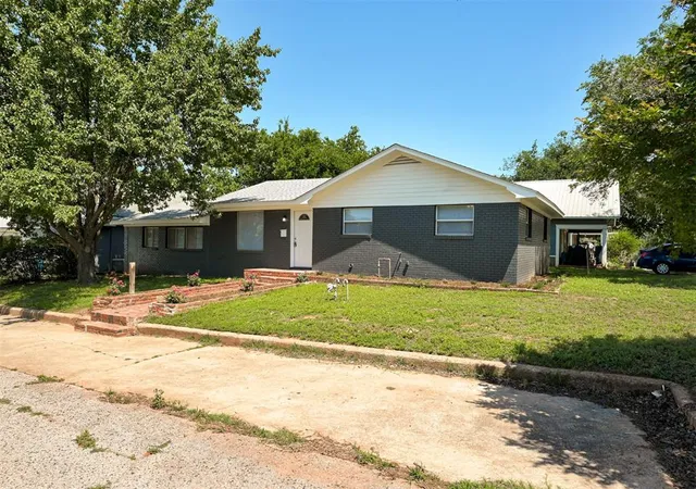 Homes for sale in Chandler, OK | 420 E 12th St, Chandler, OK 74834 | MLS# 1232587