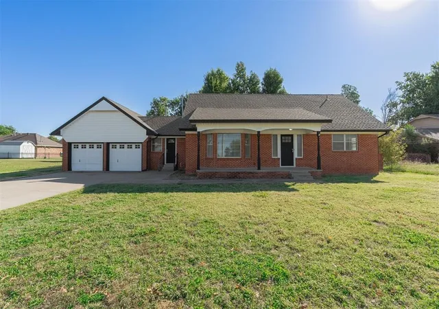 Photo 1 of Single family home for sale at 2912 N Santa Fe Ave, Moore, OK 73160 | MLS# 1232655 | Listing updated on 2026-08-26
