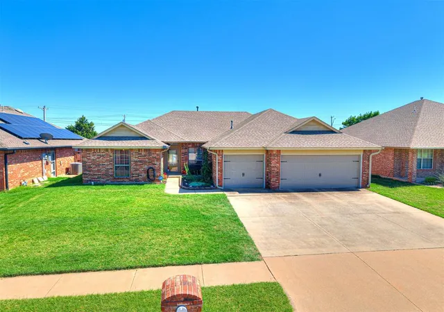 Homes for sale in Moore, OK | 1712 Sw 33rd St, Moore, OK 73160 | MLS# 1232727