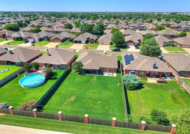 Homes for sale in Moore, OK | 1712 Sw 33rd St, Moore, OK 73160 | MLS# 1232727