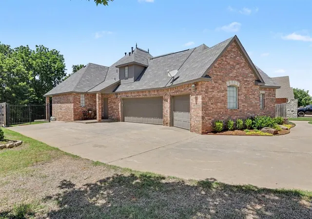Homes for sale in Yukon, OK | 604 Winding Creek Rd, Yukon, OK 73099 | MLS# 1232745