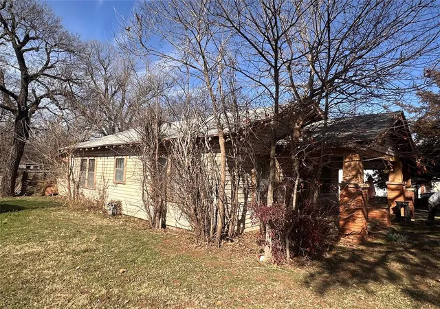 Homes for sale in Chickasha, OK | 924 S 13Th St, Chickasha, OK 73018 | MLS# 1232752