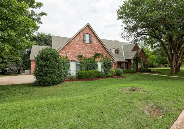2nd image of 201 Hollowdale Cir, Edmond, OK 73003 | MLS# 1232827