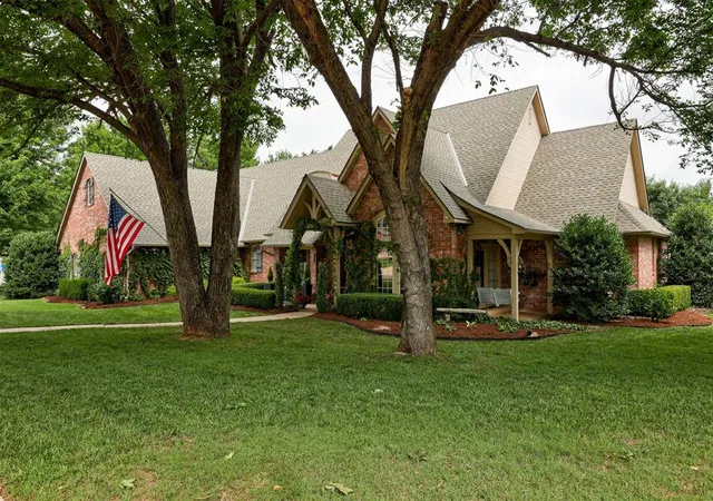 3rd image of 201 Hollowdale Cir, Edmond, OK 73003 | MLS# 1232827