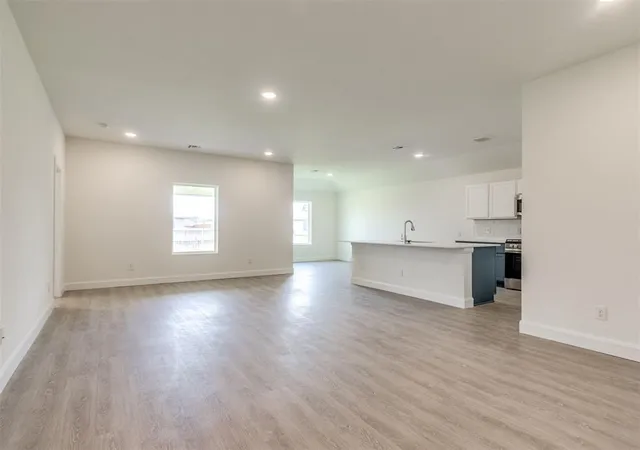 3rd image of 924 Hazy Brook Cir, Chickasha, OK 73018 | MLS# 1232830