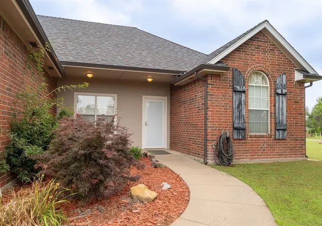 Homes for sale in Pauls Valley, OK | 16167 N County Road 3208, Pauls Valley, OK 73075 | MLS# 1232853