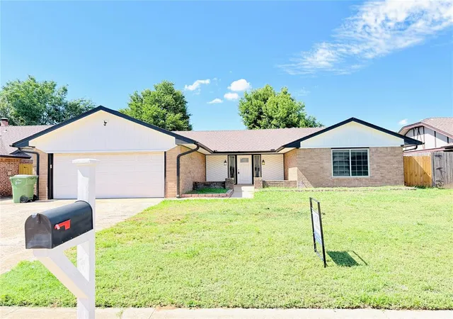 image of 121 W Vail Dr, Yukon, OK 73099 | MLS# 1232896