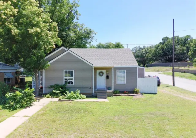 1st image of 925 W Chickasha Ave, Chickasha, OK 73018 | MLS# 1232959