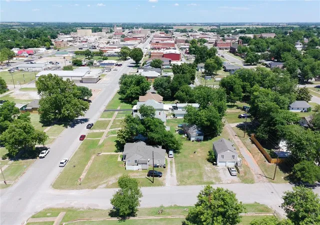 4th image of 925 W Chickasha Ave, Chickasha, OK 73018 | MLS# 1232959