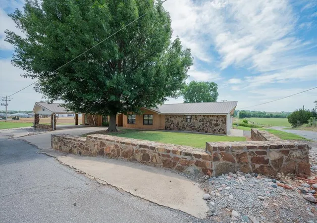 Homes for sale in Binger, OK | 407 S Third St, Binger, OK 73009 | MLS# 1232962