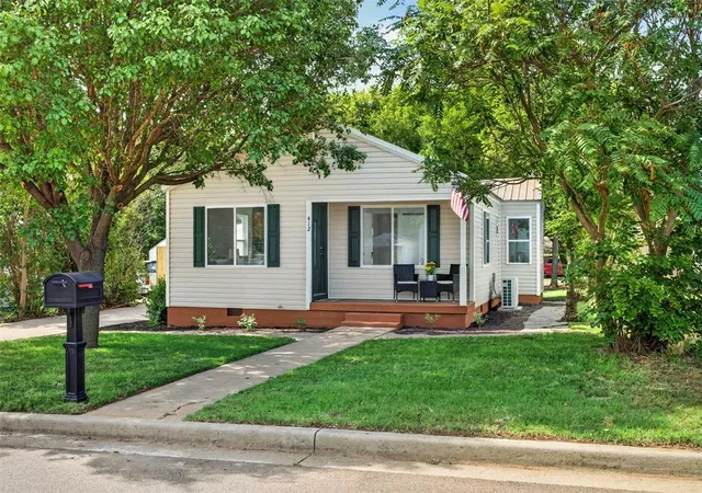 Homes for sale in Elk City, OK | 412 W 8th St, Elk City, OK 73644 | MLS# 1232965