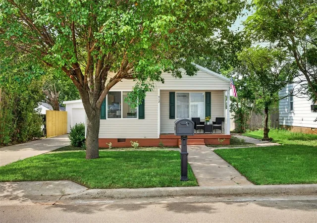 Homes for sale in Elk City, OK | 412 W 8th St, Elk City, OK 73644 | MLS# 1232965