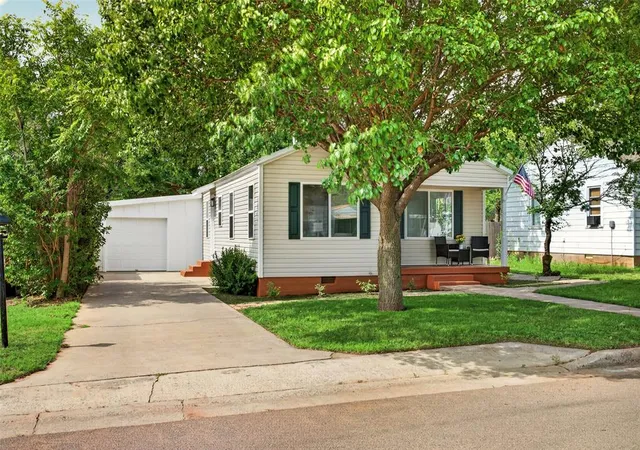 3rd image of 412 W 8Th St, Elk City, OK 73644 | MLS# 1232965