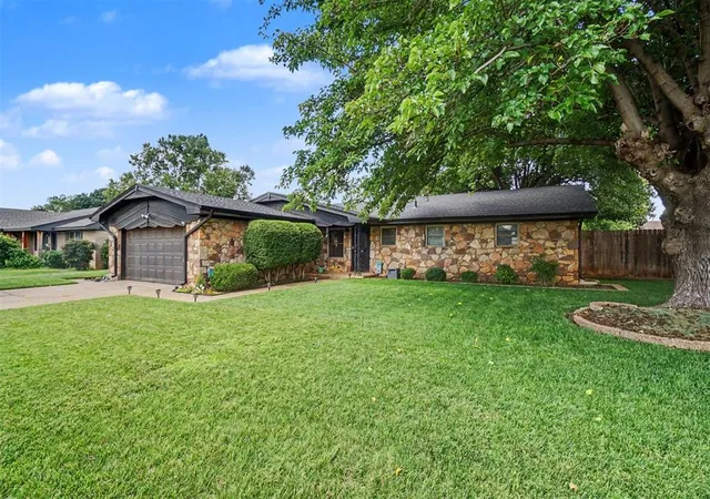 Homes for sale in Altus, OK | 301 S Cardinal Cir, Altus, OK 73521 | MLS# 1233022