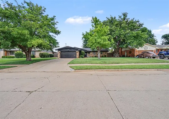 Homes for sale in Altus, OK | 301 S Cardinal Cir, Altus, OK 73521 | MLS# 1233022