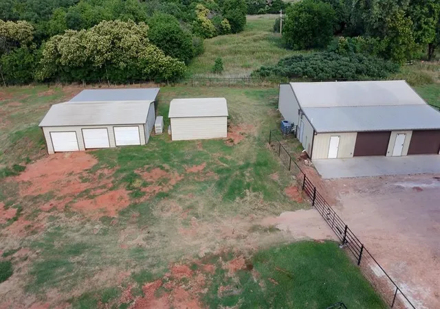 2nd image of 10500 Mcclain Ave, Yukon, OK 73099 | MLS# 1233071