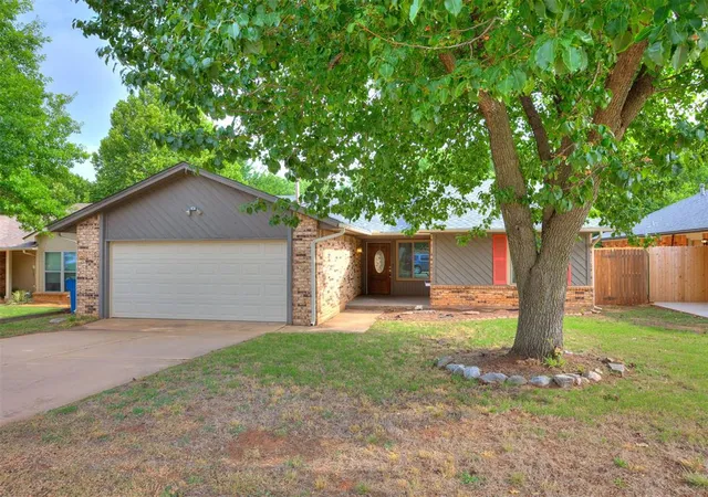 Photo 3 of Sale Pending at 2021 Foxfire Rd, Edmond, OK 73003 | MLS# 1233091 | Listing updated on 2026-08-20