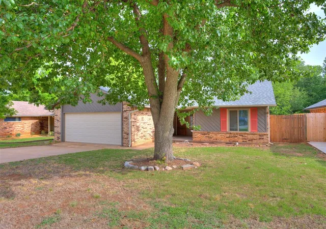 Photo 3 of Sale Pending at 2021 Foxfire Rd, Edmond, OK 73003 | MLS# 1233091 | Listing updated on 2026-08-20