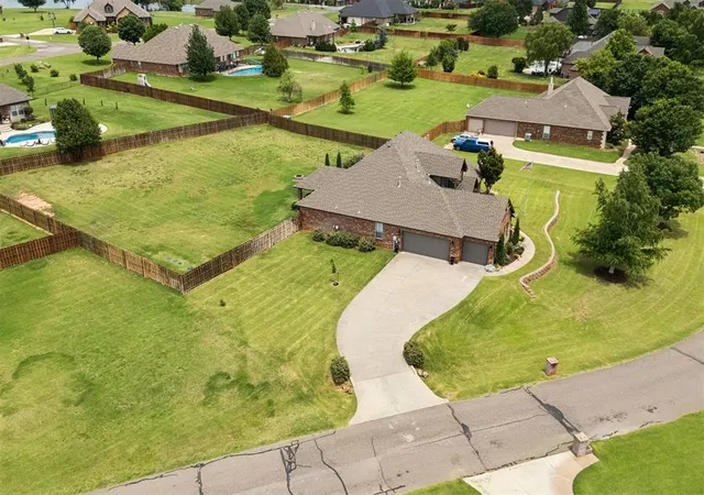 3rd image of 14708 Cottonwood Dr, Edmond, OK 73025 | MLS# 1233100