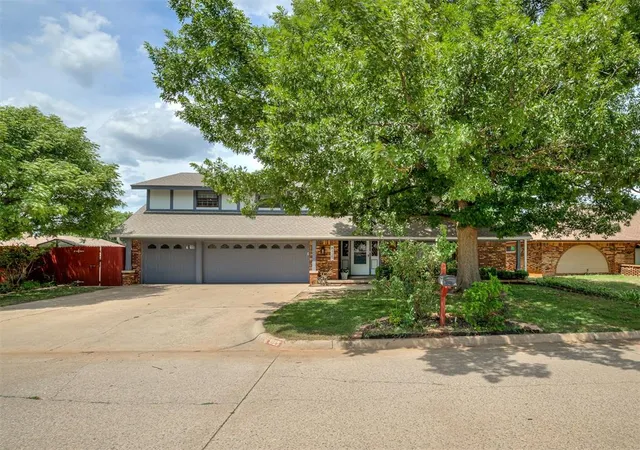 2nd image of 8125 Willow Creek Blvd, Oklahoma City, OK 73162 | MLS# 1233117