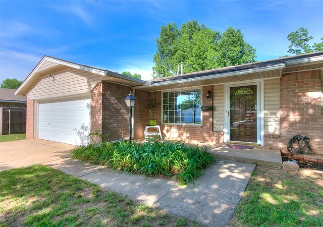 Photo 2 of Single family home for sale at 1527 Pecan Ave, Norman, OK 73072 | MLS# 1233171 | Listing updated on 2026-10-03