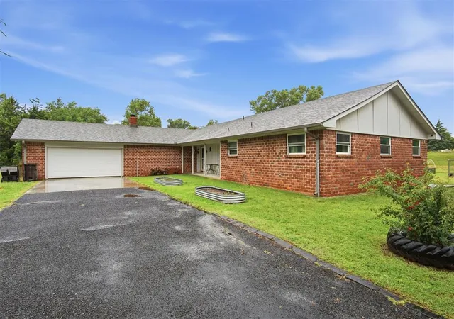Homes for sale in Harrah, OK | 1452 Woodcrest Dr, Harrah, OK 73045 | MLS# 1233238