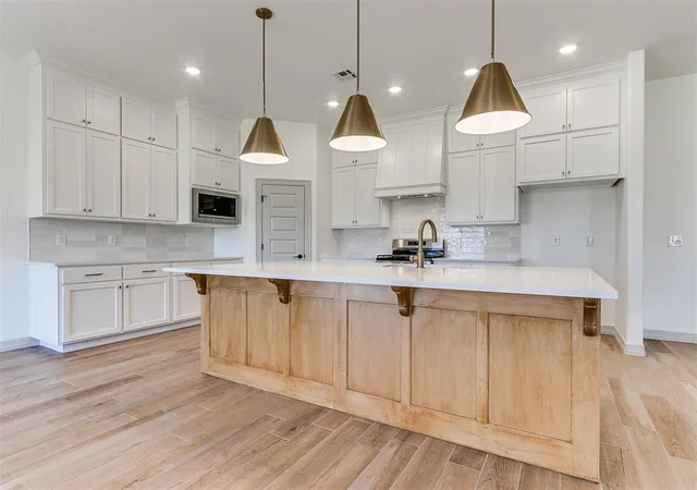 2nd image of 7712 Woods Edge Wy, Yukon, OK 73099 | MLS# 1233276