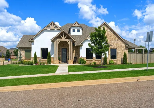 Homes for sale in Norman, OK | 620 Timberbrook Dr, Norman, OK 73069 | MLS# 1233292