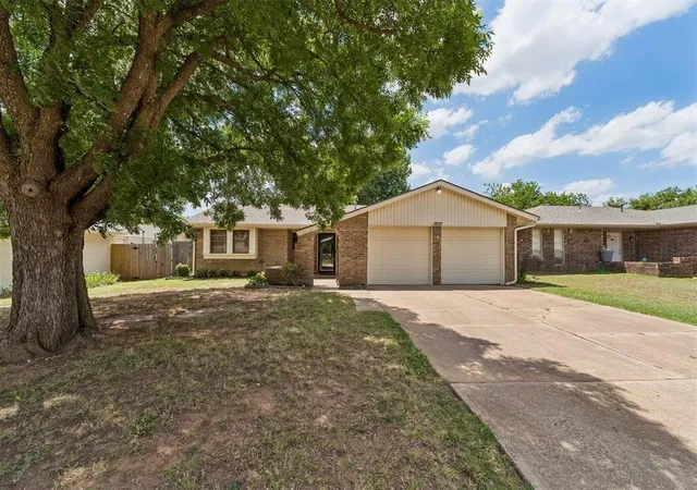 Photo 2 of Single family home for sale at 517 Willow Ridge Pl, Edmond, OK 73003 | MLS# 1233306 | Listing updated on 2026-09-22