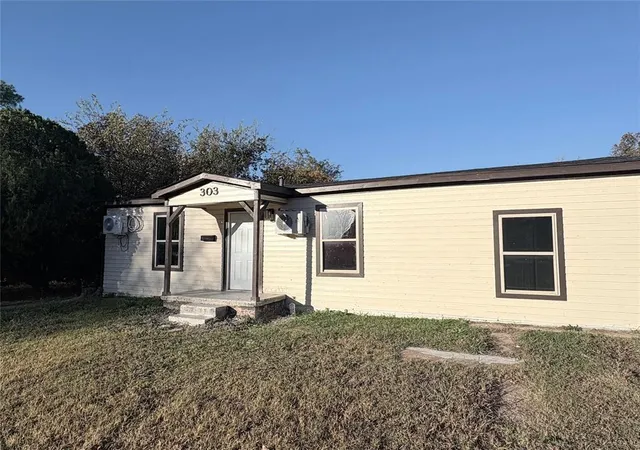 Homes for sale in Comanche, OK | 303 N 8th St, Comanche, OK 73529 | MLS# 1233334
