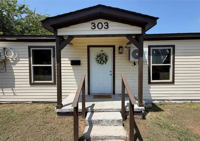1st image of 303 N 8th St, Comanche, OK 73529 | MLS# 1233334