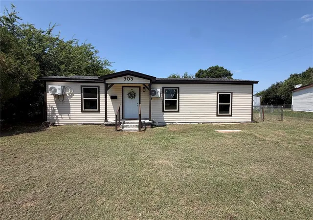 2nd image of 303 N 8th St, Comanche, OK 73529 | MLS# 1233334