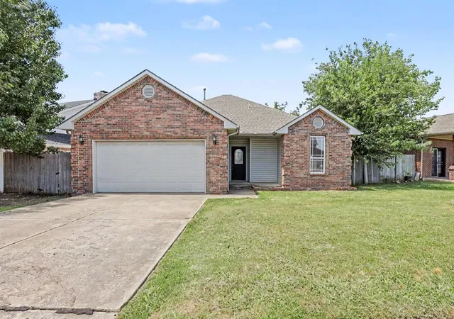 Homes for sale in Moore, OK | 944 N Windermere Dr, Moore, OK 73160 | MLS# 1233354