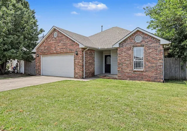 Homes for sale in Moore, OK | 944 N Windermere Dr, Moore, OK 73160 | MLS# 1233354