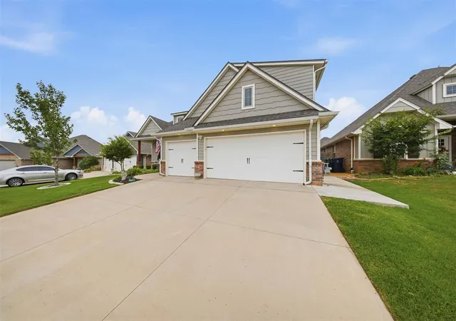Photo 3 of Single family home for sale at 9208 Nw 90th Street, Yukon, OK 73099 | MLS# 1233376 | Listing updated on 2026-09-30