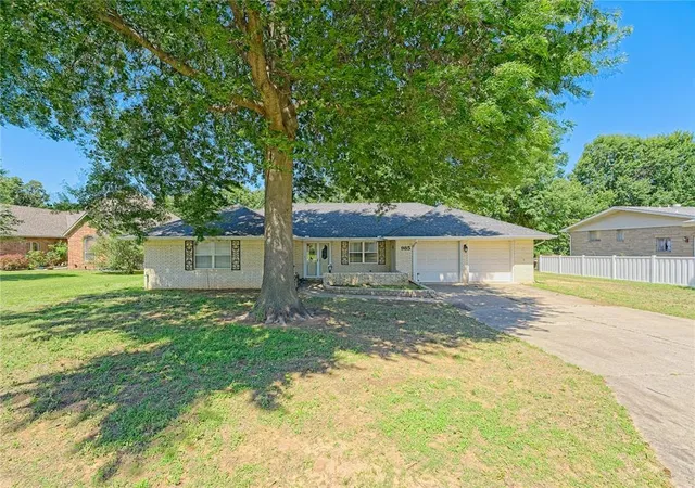 1st image of 985 N Hampton Rd, Harrah, OK 73045 | MLS# 1233400
