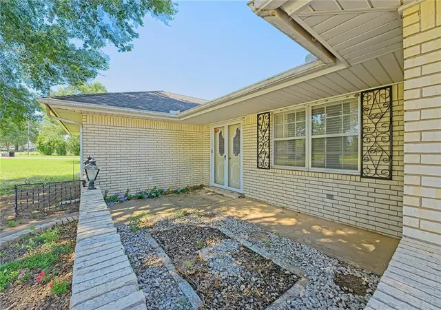 2nd image of 985 N Hampton Rd, Harrah, OK 73045 | MLS# 1233400