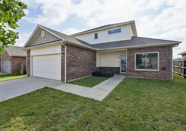 3rd image of 2812 Sunberry Wy, Yukon, OK 73099 | MLS# 1233405