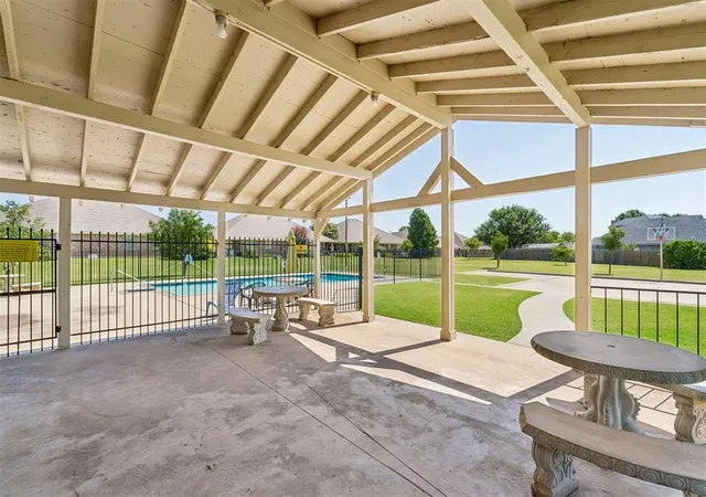 Homes for sale in Yukon, OK | 400 N Willowood Drive, Yukon, OK 73099 | Houzeo