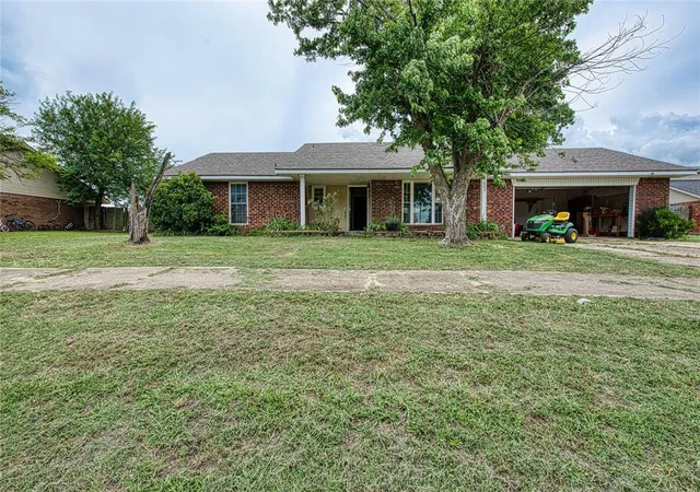 Homes for sale in Prague, OK | 1605 Westlawn Dr, Prague, OK 74864 | MLS# 1233551