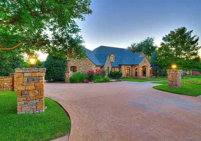 Photo 4 of Single family home for sale at 6401 Oak Tree Dr, Edmond, OK 73025 | MLS# 1233589 | Listing updated on 2026-06-23