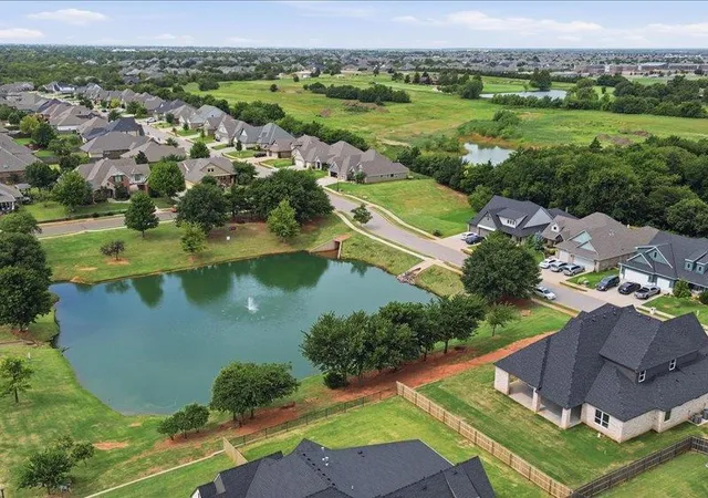 2nd image of 2524 Bretton Ln, Edmond, OK 73012 | MLS# 1233612