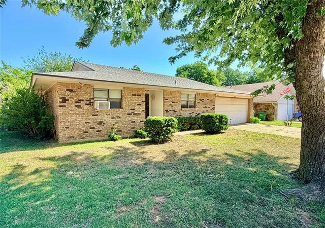 2nd image of 203 Redbud St, Yukon, OK 73099 | MLS# 1233652