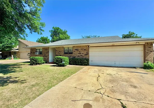 3rd image of 203 Redbud St, Yukon, OK 73099 | MLS# 1233652