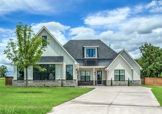 Photo 1 of Single family home for sale at 550 Old Crk Rd, Edmond, OK 73034 | MLS# 1233710 | Listing updated on 2026-10-07