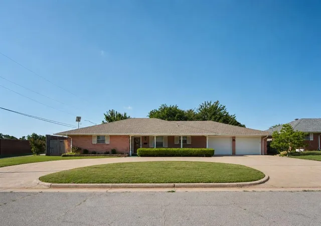 2nd image of 3404 Nw 44th St, Oklahoma City, OK 73112 | MLS# 1233723