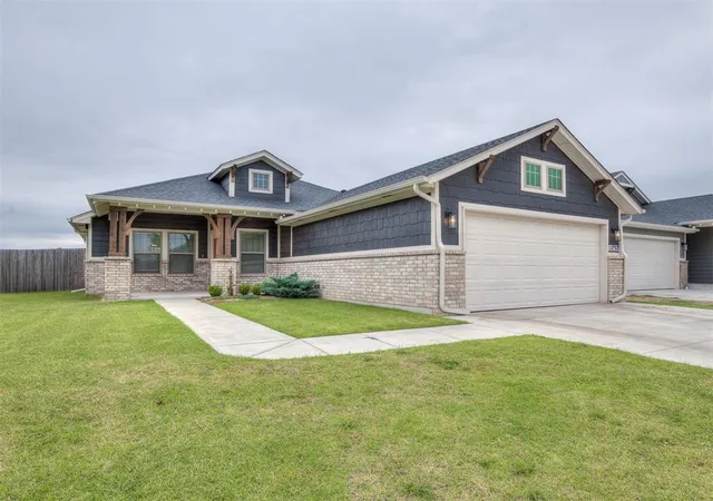 Homes for sale in Moore, OK | 1237 Sw 162nd St, Moore, OK 73170 | MLS# 1233765
