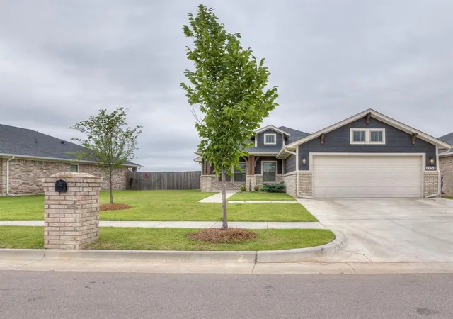 Homes for sale in Moore, OK | 1237 Sw 162nd St, Moore, OK 73170 | MLS# 1233765