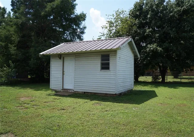 2nd image of 501 S Clifford Ct, Wayne, OK 73095 | MLS# 1233812
